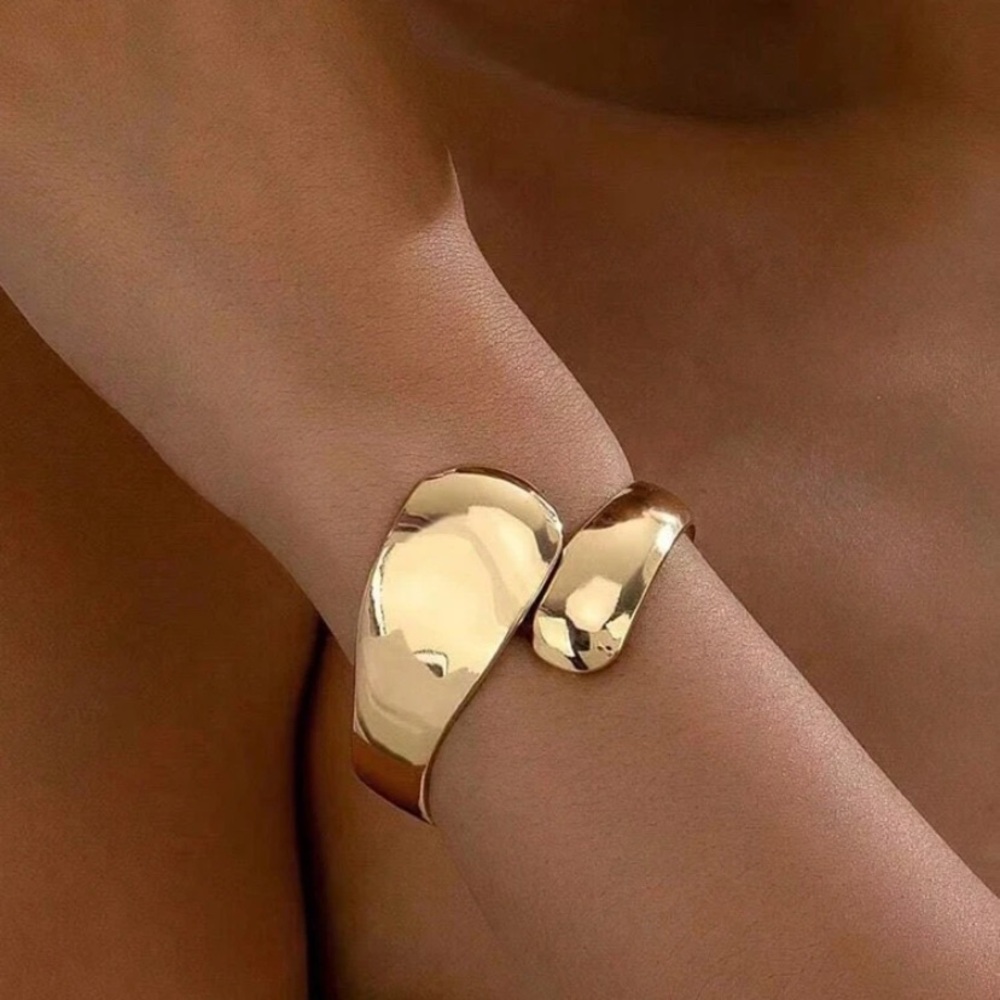 Elegant Gold-Tone Women's Bracelet